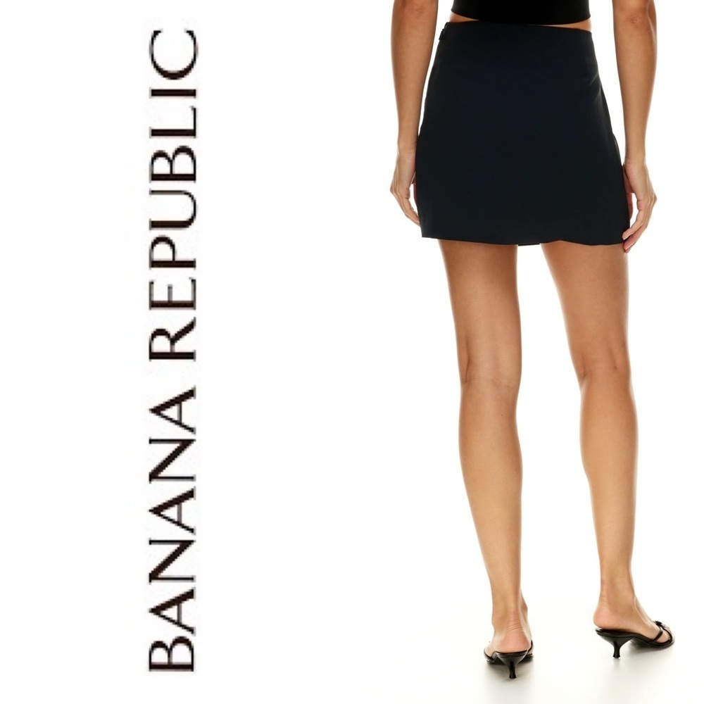 Banana Republic Black stretch mini skirt size 6 button detail